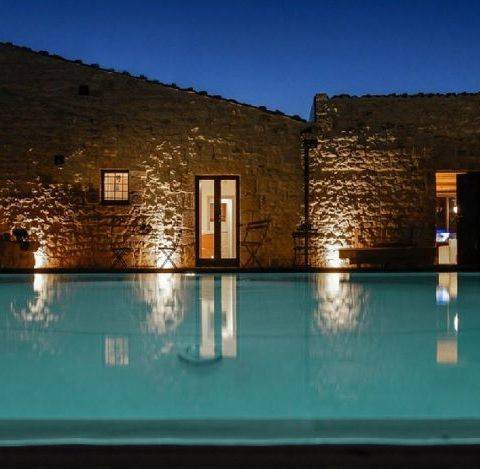 Piscina in pannelli a sfioro con elettrolisi salina (Scicli, Ragusa).