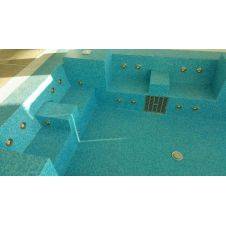 Rivestimento in mosaico vetroso turchese per centro benessere con accessori inox