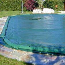 Copertura per piscina a forma libera con predisposizione ai tubolari
